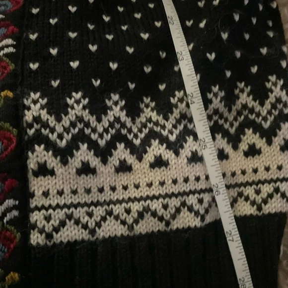 “Scandinavian” Style Embroidered Hook And Eye Closure Long Sleeved Sweater. - Picture 14 of 14